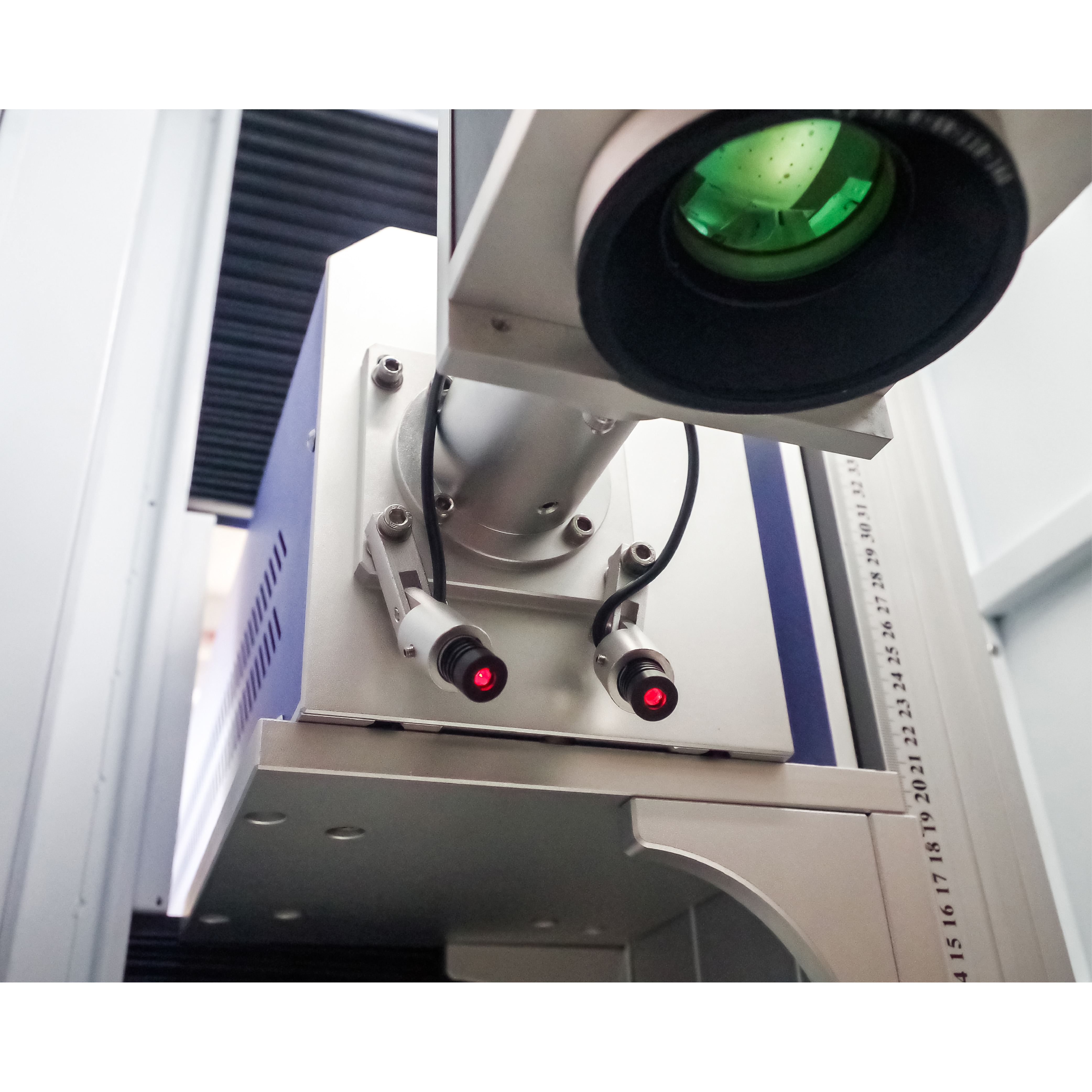 Enclosed 30W 35W 60W Metal Tube CO2 Laser Engraving Marking Machine DAVI Laser Marker for Plastic Acrylic Paper Leather Wooden Product
