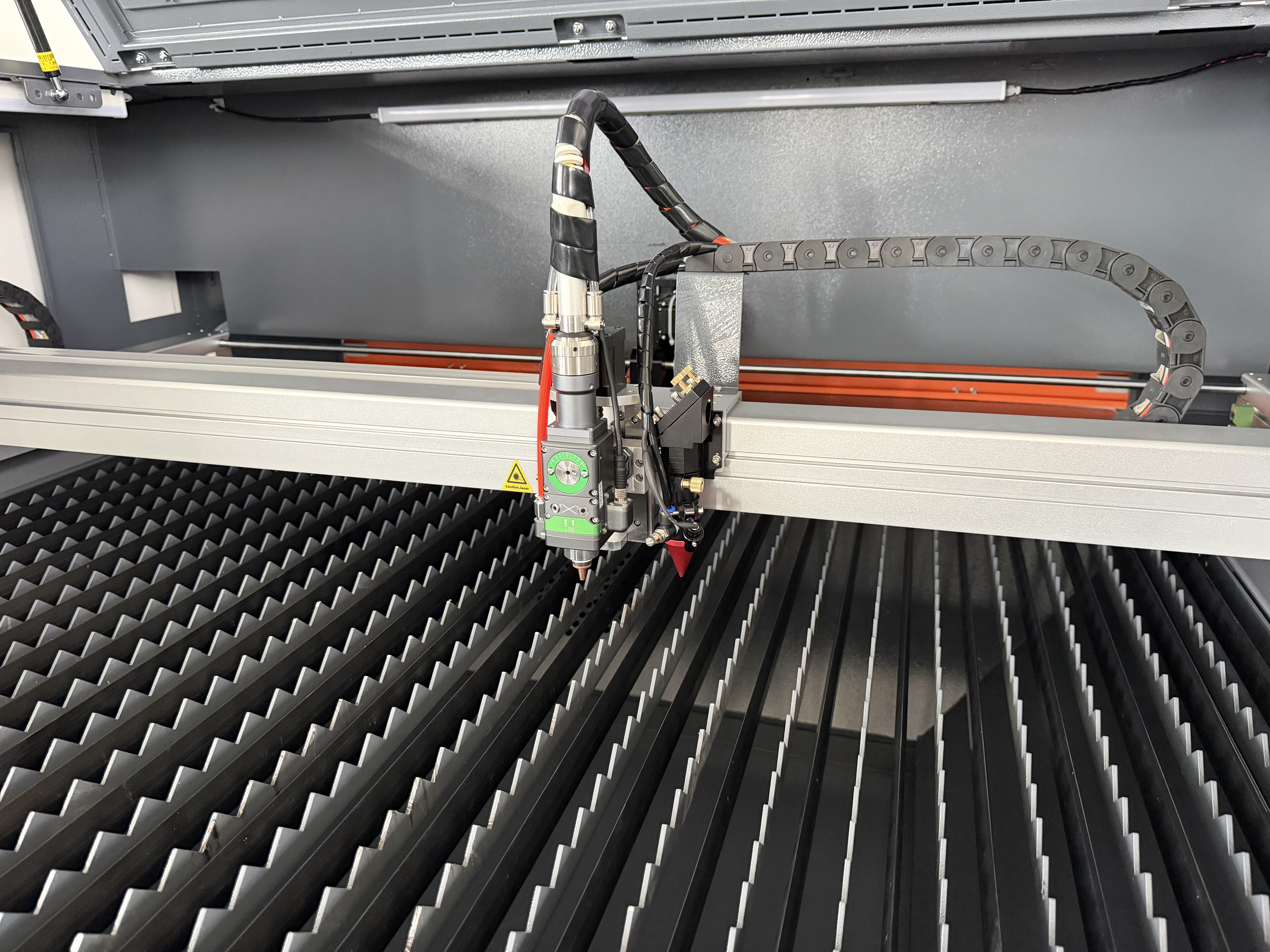 Enclosed Type Mixed Laser Cutting Machine Fiber Laser 1200w 1500w CO2 Laser 130w for Metal Nonmetal Materials